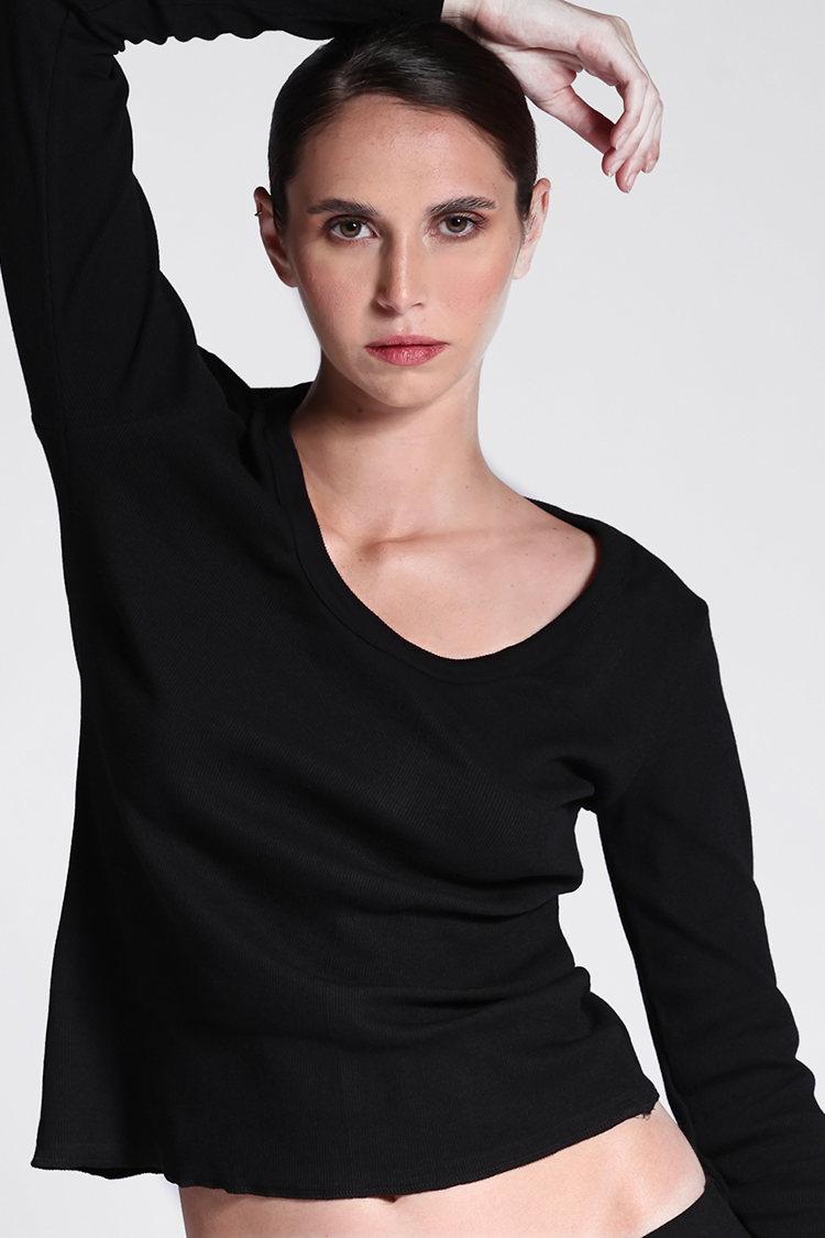 DEEP ROUND NECK TOP BLACK