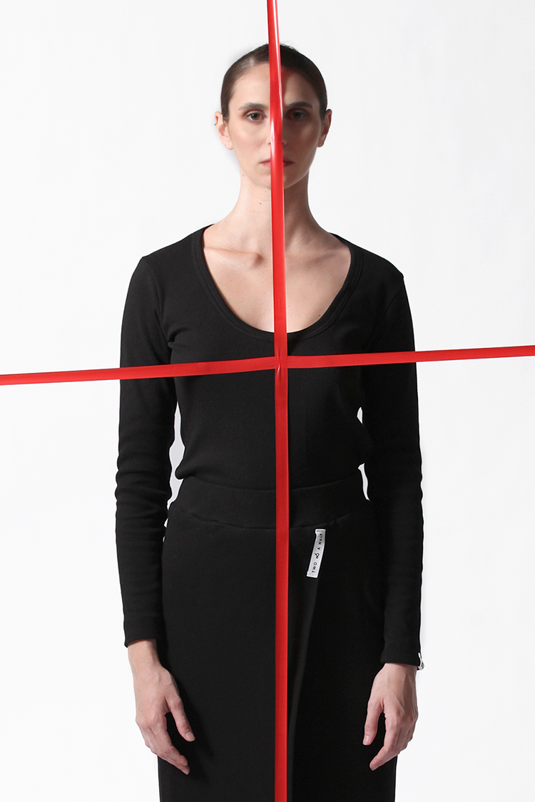 DEEP ROUND NECK TOP BLACK