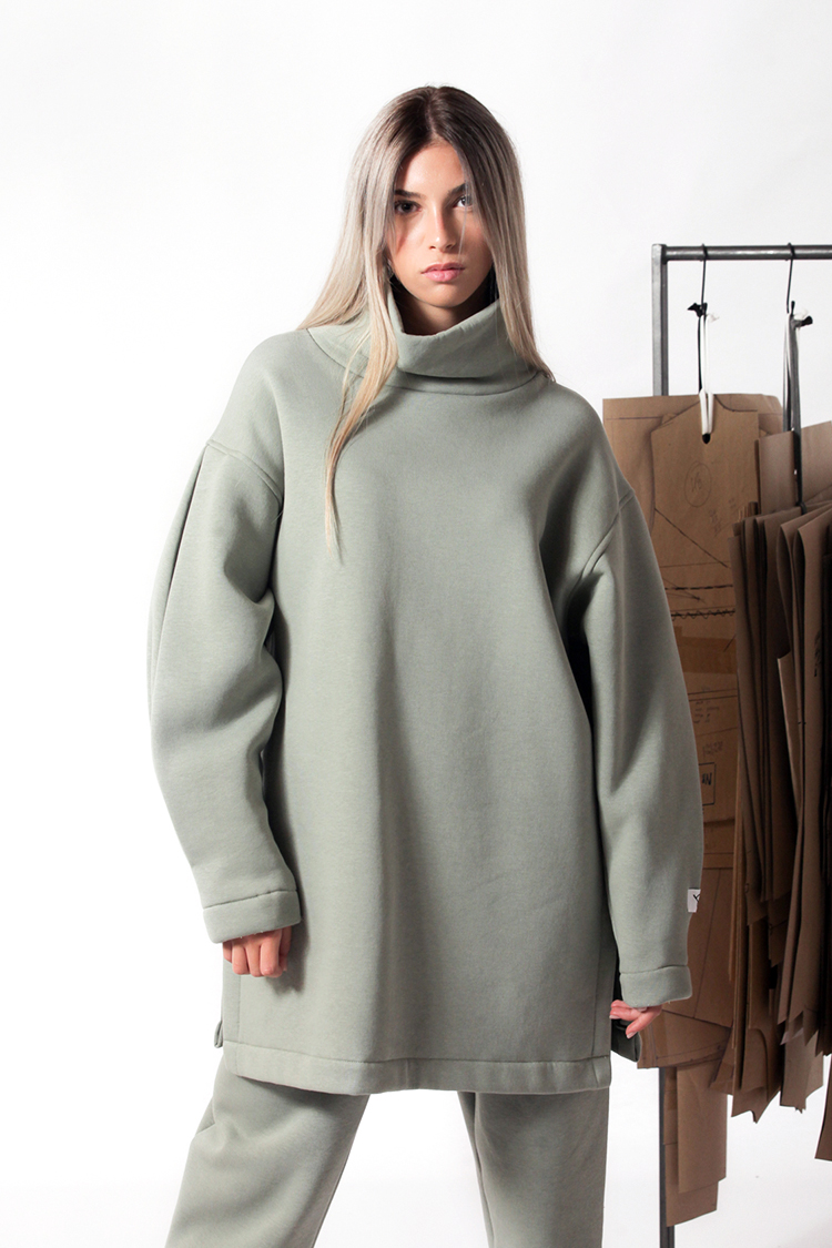 Turtle neck long sweatshirt with logo button