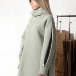 Turtle neck long sweatshirt with logo button