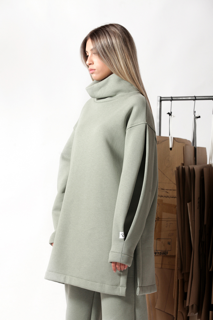 Turtle neck long sweatshirt with logo button