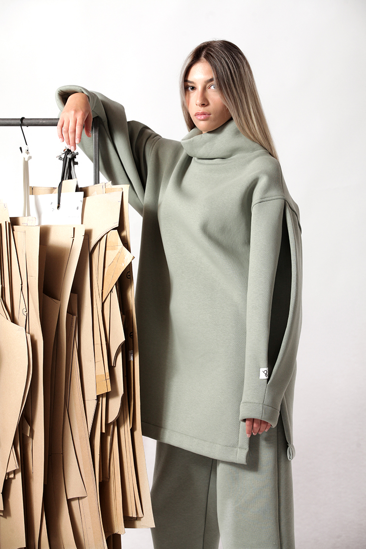 Turtle neck long sweatshirt with logo button