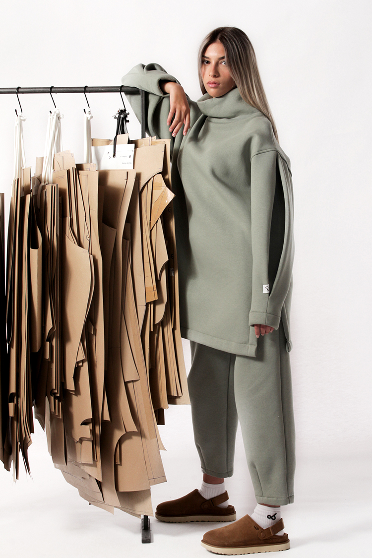 Turtle neck long sweatshirt with logo button