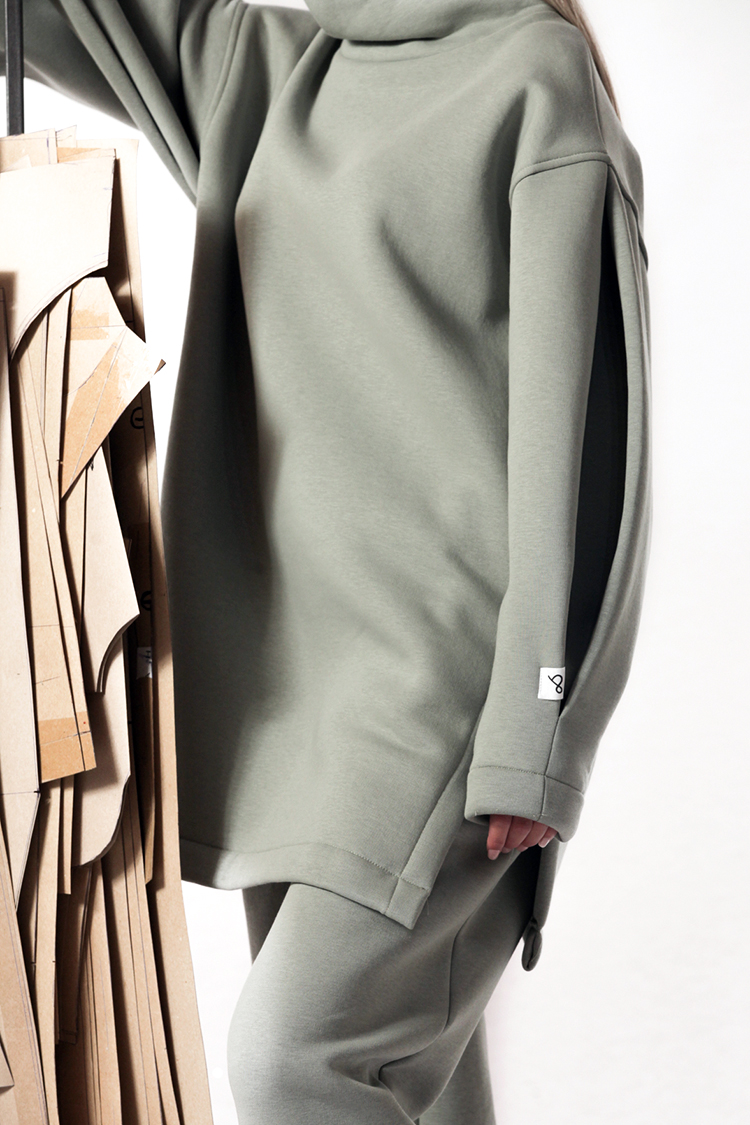 Turtle neck long sweatshirt with logo button