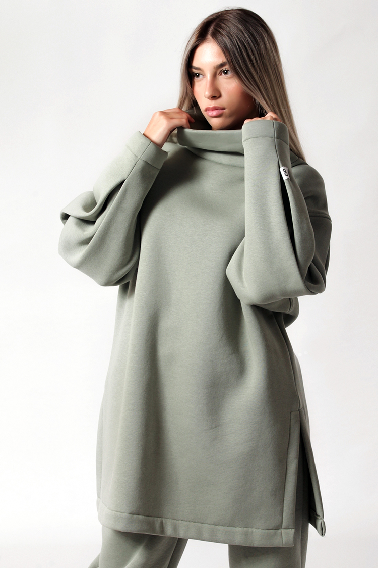 Turtle neck long sweatshirt with logo button