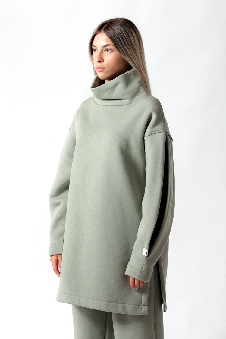 Turtle neck long sweatshirt with logo button