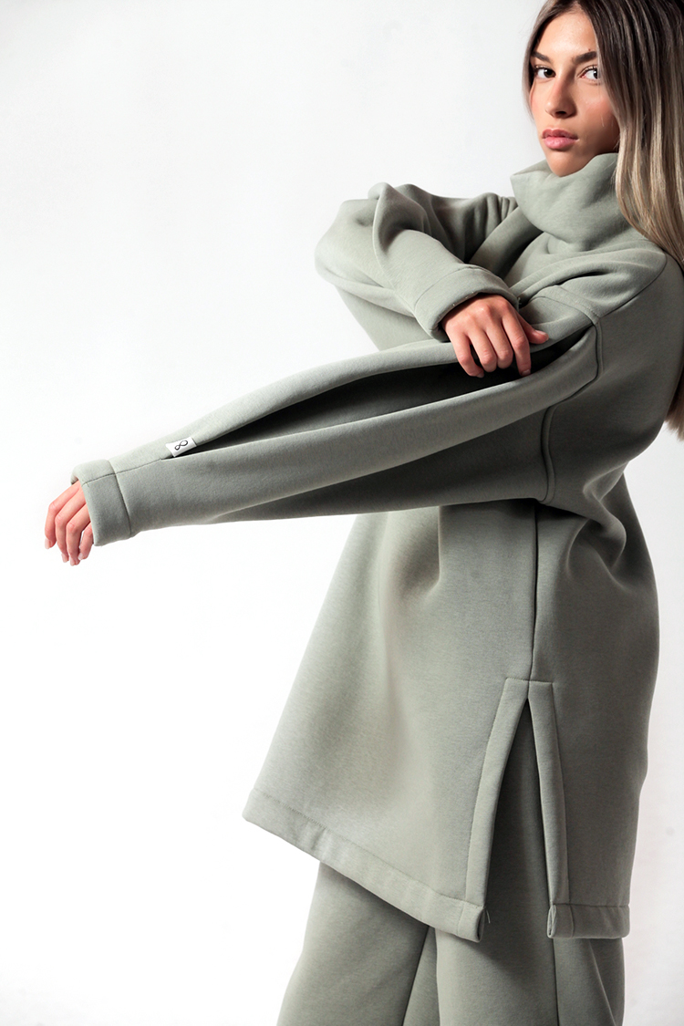 Turtle neck long sweatshirt with logo button