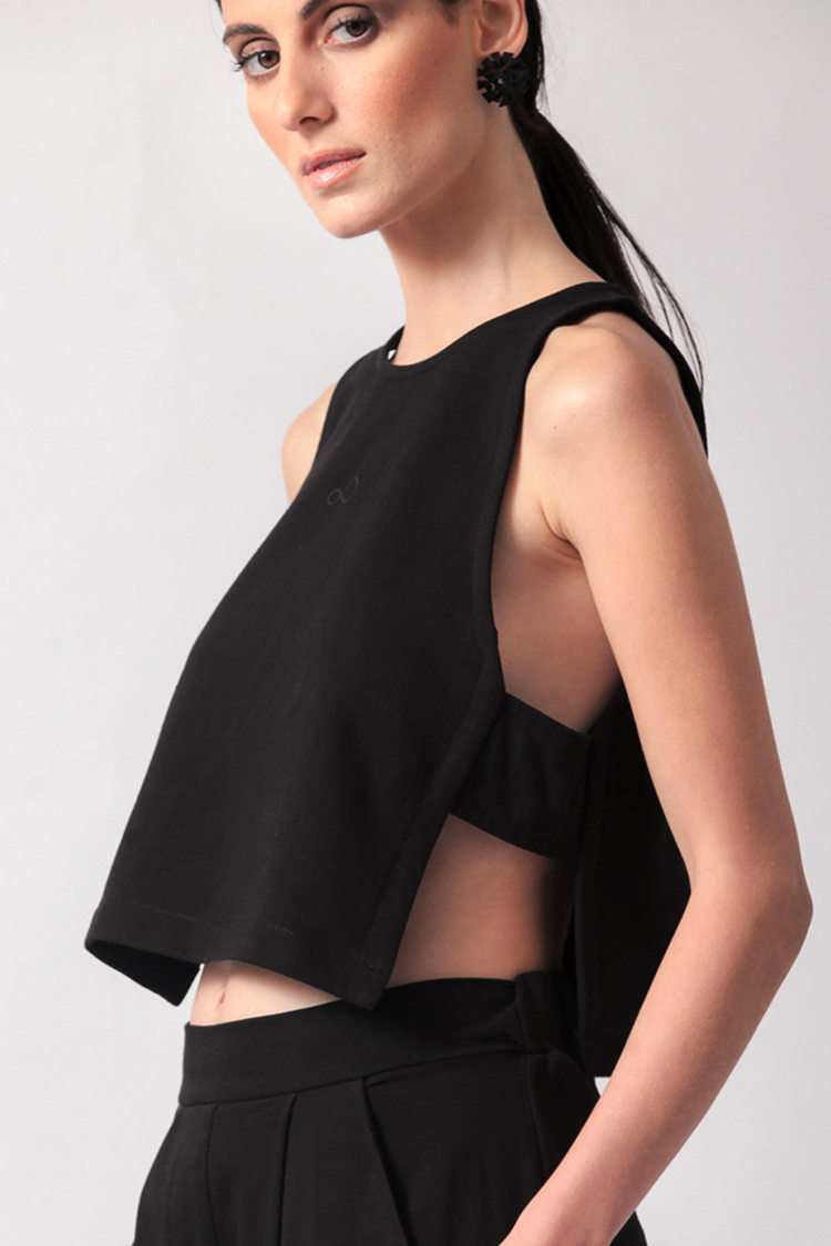 LOOSE SLEEVELESS CROP TOP
