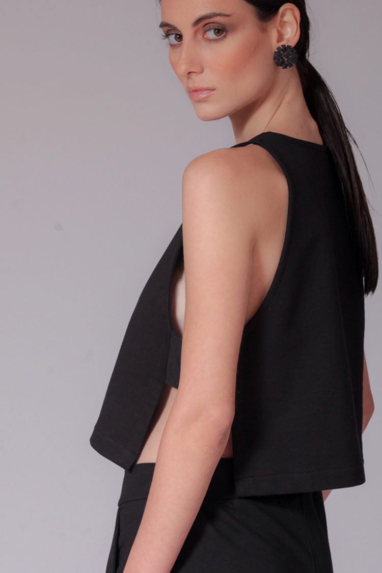 LOOSE SLEEVELESS CROP TOP