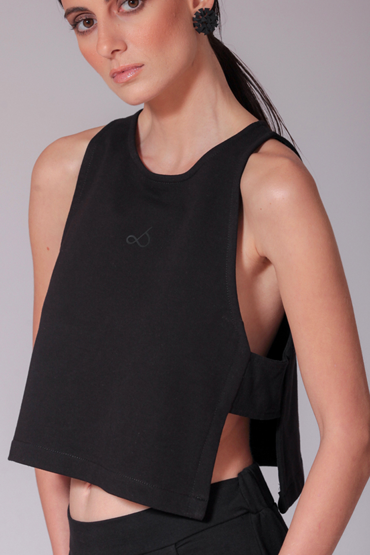 LOOSE SLEEVELESS CROP TOP